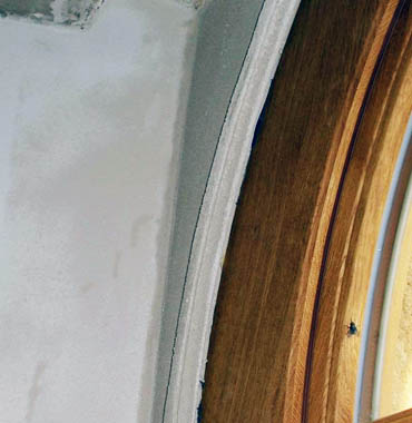 Štuková lišta určená k překrytí spoje mezi dveřmi a zdí. Z důvodu možných otřesů se nedotýká dveří. která je vymodelovaná z hrubé štukové omítky. Je v jednom kuse s okolní omítkou