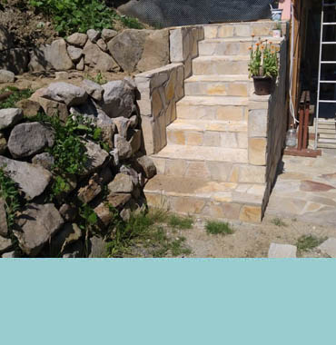 kamenné schody s úložným prostorem